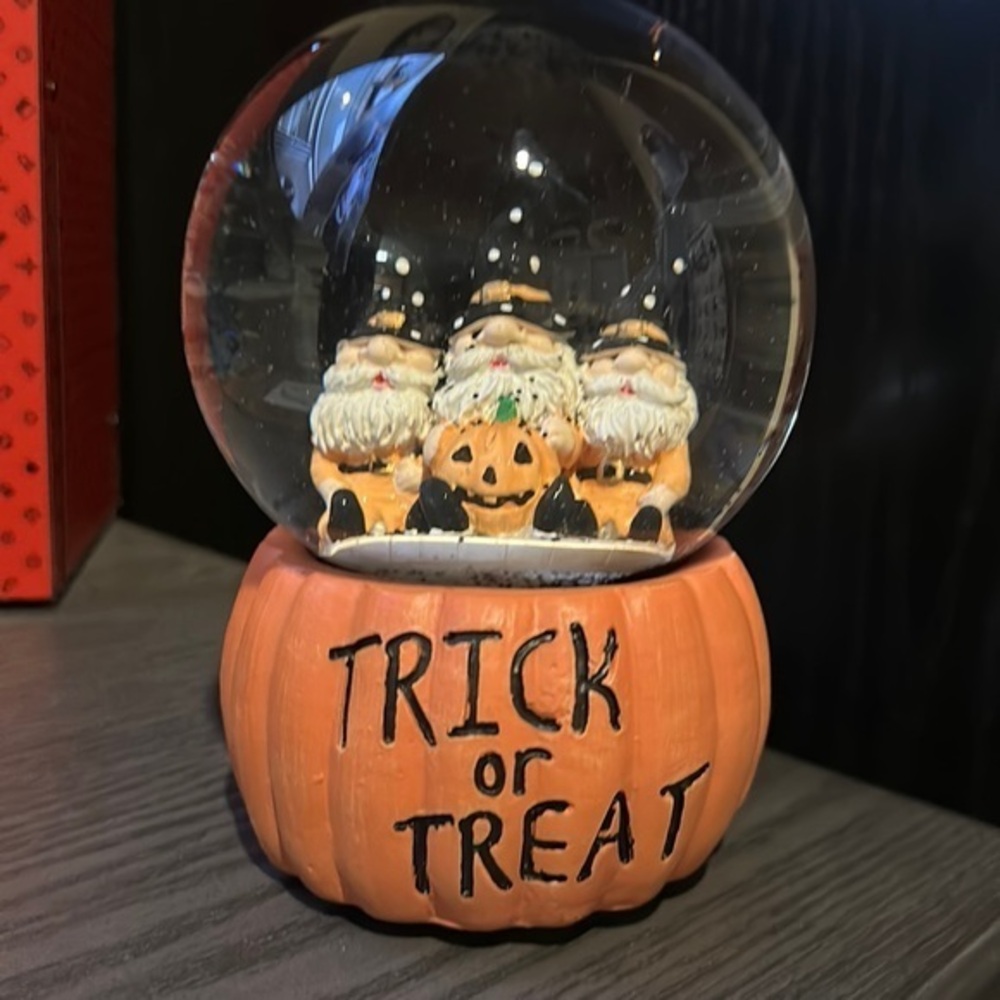 Halloween Trick or Treat Gnome Pumpkin Snow Globe